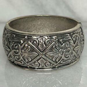 Vintage Anthropologie Silver-tone Floral Etched Embossed Hinge Round Bangle Brac